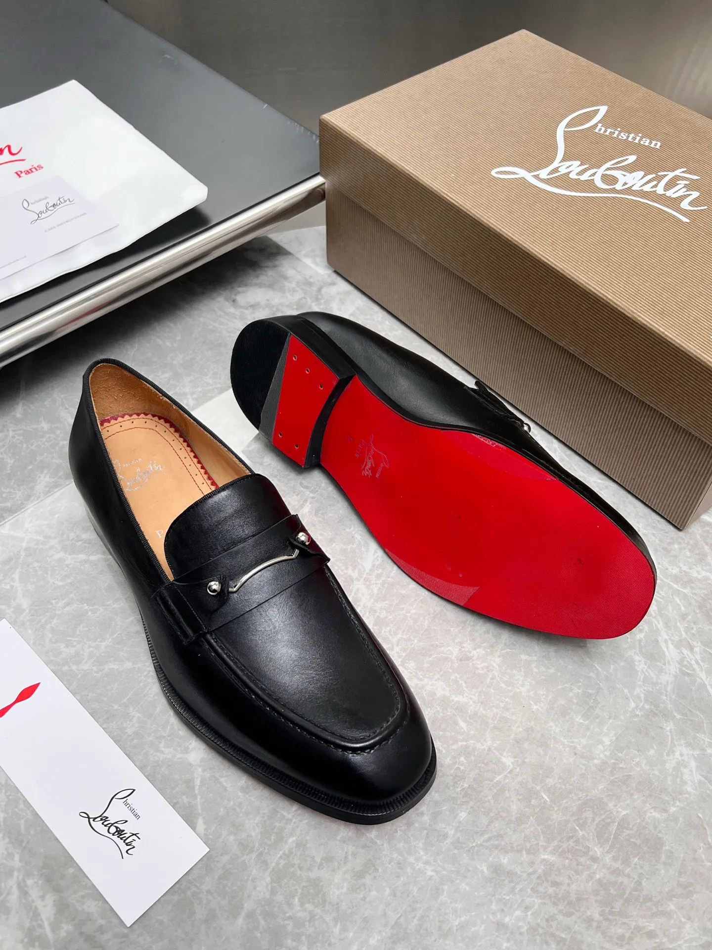 [CL red sole] Top P: 900💰 Number of yards: 39~44 (38.4546. Customized, non-refundable) CL new men's formal shoes Loaf leather shoes Christia* Loubouti* red sole shoes The red sole is luxurious and elegant, reshaping the style boundary of casual formal wear. It is extremely innovative in material selection, and creates a rich visual and tactile experience through the collision of different materials! Made of top-grade calfskin/glossy patent leather/spliced ​​technical fabric in contrasting colors. The upper is stitched by hand with fine and even stitching. It is based on the square-toe loafer shoe shape, with neat and elegant lines, which fits the toughness of men's wear. The upper is embellished with metal rivets, injecting individual details into classic loafers, breaking the mediocrity of casual shoes, and giving a concrete expression of "low-key luxury". From the original color/red cowhide lining inside the shoe to the instantly recognizable red sole, the "red sole" is not only the brand's visual identity, but also a "luxury codeword" when walking. The red sole exposed inadvertently conveys taste and identity instantly. From the innovative splicing of materials, to the personalized fusion of design, to the ingenious inheritance of craftsmanship, the Christian Louboutin men's loafer series is not only a pair of casual shoes, but also a "yuppie style" dressing weapon for men. Whether it is a casual business meeting or a casual look for daily travel, it can help you become a unique and stylish man in every occasion with its "red Loaf" attitude.